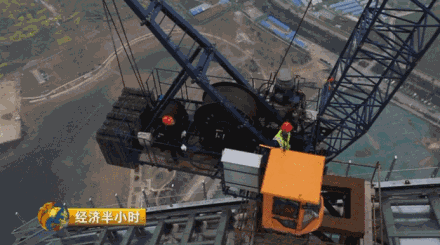 建筑工人收入碾壓“白領(lǐng)”:貼瓷磚年入20萬