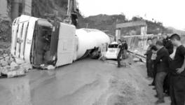 巫山一水泥罐車壓扁寶馬車頭 司機(jī)當(dāng)場(chǎng)身亡