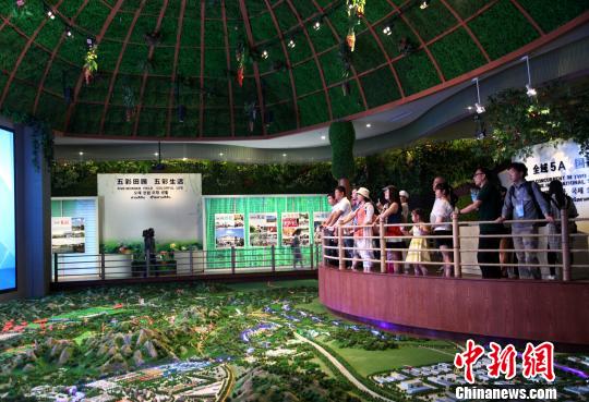 圖為海外媒體記者參觀玉林“五彩田園”現(xiàn)代特色農(nóng)業(yè)示范區(qū)?！钪拘?攝