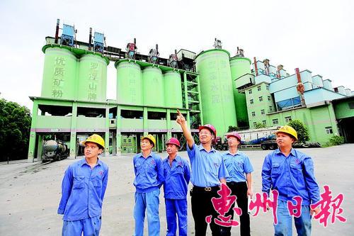     羅浮山水泥集團有限公司董事長吳國 強（中）與員工一起研究企業(yè)課題。
    本報記者鐘暢新 攝
