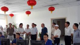 水泥廠里這列沒有終點(diǎn)的環(huán)行列車 全靠他把控