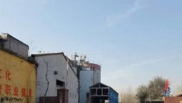 這兩家水泥廠白天干干凈凈 夜晚機器轟鳴車來車往