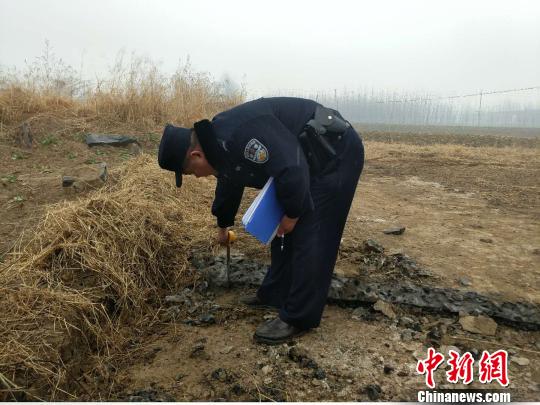 警方正在對被盜路面進(jìn)勘測。警方供圖