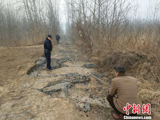 警方正在對被盜路面進(jìn)勘測。警方供圖