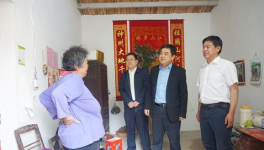 集團(tuán)副總經(jīng)理、水泥股份黨委書記王建超到江老家村、元圩村扶貧慰問