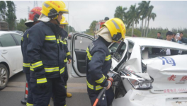 ?？谝唤叹氒嚺c水泥車發(fā)生碰撞導(dǎo)致5人受傷