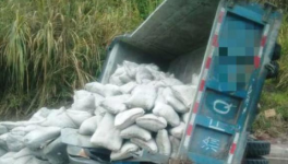 一貨車滿載水泥失控側(cè)翻 導(dǎo)致2人死亡