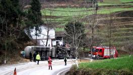 痛心！30噸水泥罐車側(cè)翻 2人死亡！