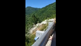 水泥跨區(qū)域銷售，水泥車翻下河壩發(fā)生事故！