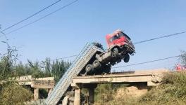 水泥熟料車壓塌公路橋！