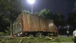 水泥運(yùn)輸車司機(jī)被困！緊急救援中... ...