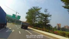 屢禁不止！又一水泥貨車(chē)側(cè)翻！