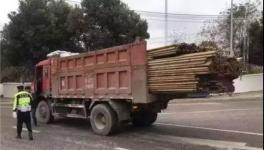 震驚交警！亡命超載，4米2拉26噸貨，超載1561%！