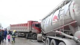 緊急救援！大貨車(chē)與散裝水泥車(chē)相撞，司機(jī)被困駕駛室！