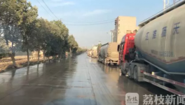 頂風(fēng)作案！這家水泥企業(yè)門口驚現(xiàn)幾十輛“百噸王”！