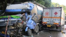 慘烈！滿載20噸水泥罐車與液化氣瓶貨車迎面相撞 ！