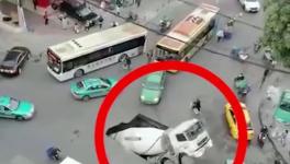 突發(fā)！路面塌陷，水泥罐車墜入大坑！