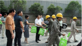 縣長湯明赴花林水泥送職工“清涼禮包”！