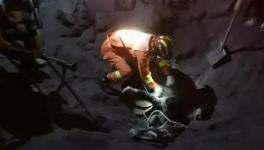 緊急！兩人陷入攪拌站沙堆，隨時(shí)有生命危險(xiǎn)！