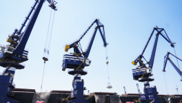 單船6.2萬噸！山東港口最大一單進(jìn)口水泥貿(mào)易業(yè)務(wù)在煙臺港落地