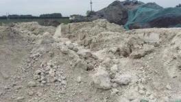 山水工廠對面露天存放固廢，占地三四畝塵土飛揚！