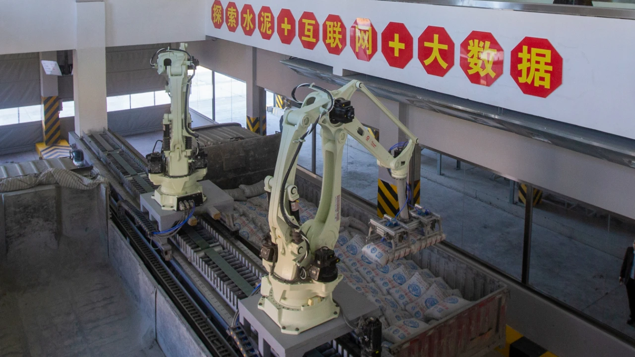 ?破解水泥行業(yè)難題！工業(yè)機(jī)器人大顯身手！